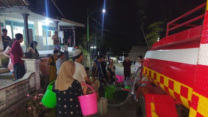 Kebakaran hutan dan lahan Gunung Arjuno-Welirang turut merusak jaringan air bersih. Imbasnya, ribuan warga lereng gunung mengalami krisis air bersih.