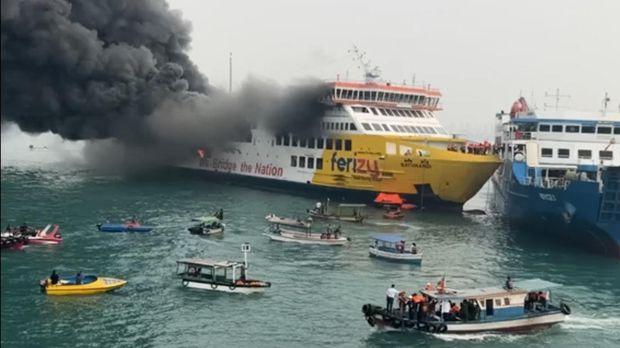 Kebakaran Kapal Batumandi Kebakaran Kapal Penumpang Batumandi di Kawasan Perairan Pelabuhan Menuju Bakauheni. (Dok: Capt. Hendri KN SAR Drupada)