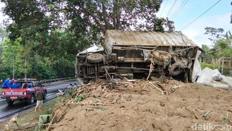 Sekeluarga Tewas Ditabrak Truk Boks di Turunan Jalur Magelang-Kopeng