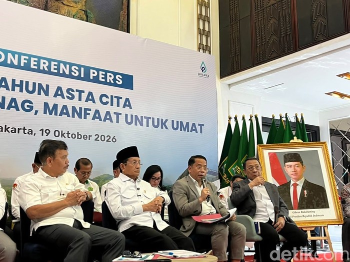 Menteri Agama Nasaruddin Umar dan Sekretaris Jenderal (Sekjen) Kemenag Kamaruddin Amin dalam Konferensi Pers Dua Tahun Capaian Kemenag di Jakarta Pusat pada Senin (19/10/2026).