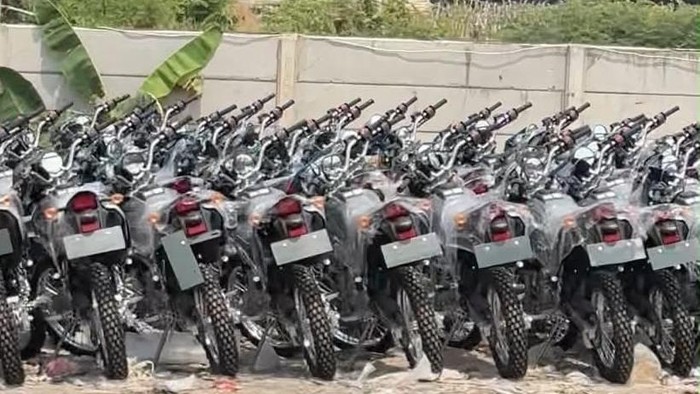 Kendaraan roda dua diduga motor trail operasional MBG (makan bergizi gratis) ditaruh di tempat sampah di BKT, Bekasi