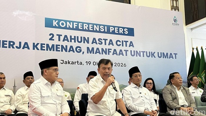Kepala Badan Komunikasi (Bakom) RI Syahganda Nainggola (tengah) dalam agenda Dua Tahun Asta Cita Kinerja Kemenag pada Senin (19/10/2026).