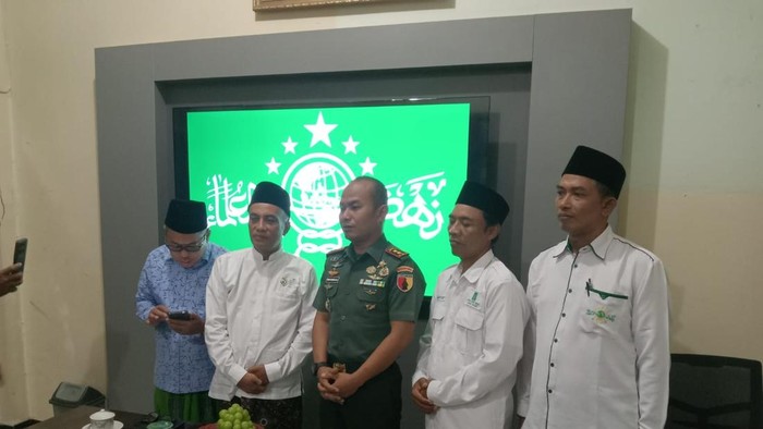 Dandim 0812 Lamongan Letkol Inf Deni Suryo Anggo Digdo saat bertemu dengan jaajran PCNU setempat