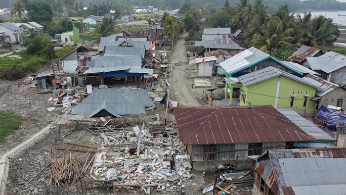 Sejumlah anak bermain sepak bola dengan latar belakang salah satu bangunan sekolah yang rusak akibat gempa pada pertengahan Agustus 2026 di Dusun Waso, Desa Satar Kampas, Lambaleda, Manggarai Timur, NTT, Senin (19/10/2026). Berdasarkan data BNPB per 18 Oktober 2026, sebanyak 118.679 unit rumah rusak dengan 25.832 di antaranya rusak berat serta kerusakan juga terjadi pada 2.147 fasilitas pendidikan, 157 fasilitas pelayanan kesehatan, 687 perkantoran, dan 652 rumah ibadah akibat gempa Flores pada pertengahan Agustus 2026 dan sejumlah gempa susulan berikutnya. ANTARA FOTO/Aditya Pradana Putra/nym.