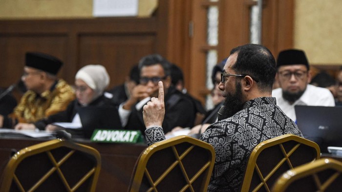 Pemilik PT Zahra Oto Mandiri sekaligus Direktur Uhud Tour Khalid Basalamah berjalan memasuki ruang sidang untuk menjadi saksi kasus dugaan korupsi pembagian kuota dan penyelenggaraan haji di Kementerian Agama (Kemenag) tahun 2023-2024 di Pengadilan Tipikor, Jakarta, Selasa (20/10/2026). Dalam persidangan tersebut Khalid Basalamah akui pengembalian uang sebesar USD354.500 dan penyitaan uang USD200.000 ke negara. ANTARA FOTO/Muhammad Adimaja/nz