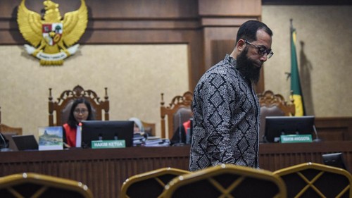 Pemilik PT Zahra Oto Mandiri sekaligus Direktur Uhud Tour Khalid Basalamah berjalan memasuki ruang sidang untuk menjadi saksi kasus dugaan korupsi pembagian kuota dan penyelenggaraan haji di Kementerian Agama (Kemenag) tahun 2023-2024 di Pengadilan Tipikor, Jakarta, Selasa (20/10/2026). Dalam persidangan tersebut Khalid Basalamah akui pengembalian uang sebesar USD354.500 dan penyitaan uang USD200.000 ke negara. ANTARA FOTO/Muhammad Adimaja/nz