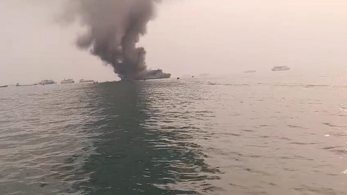KMP Batu Mandi terbakar di perairan sekitar Pelabuhan Merak, Kota Cilegon, Banten, Selasa (20/10/2026).