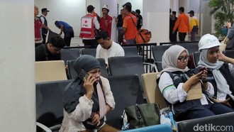 Dievakuasi ke Pelabuhan Merak, Penumpang KMP Batumandi Dicek Tim Medis