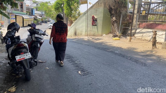 Kondisi aspal rusak di Jalan Unta Raya, Kecamatan Gayamsari, Kota Semarang, Selasa (20/10/2026).