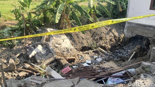 Kondisi rumah warga yang ambruk di bantaran sungai di Desa Kamasan, Klungkung, Bali, Selasa (20/10/2026). (Foto: Fatih Kudus Jaelani/detikBali)