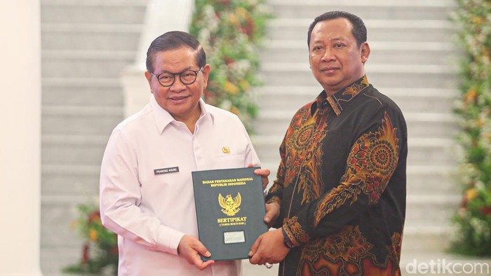 Wakil Ketua KPK Fitroh Rohcahyanto menyerahkan sertifikat tanah kepada Gubernur DKI Jakarta Pramono Anung saat Serah Terima Barang Eks Rampasan Negara di Balai Kota DKI Jakarta, Senin (20/10/2026).

Komisi Pemberantasan Korupsi (KPK) menyerahkan ba