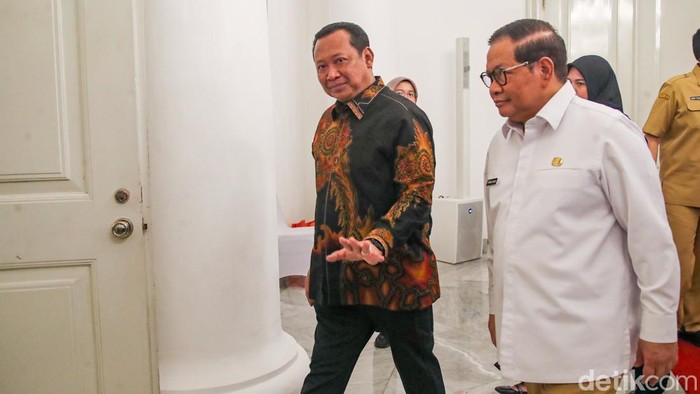 Wakil Ketua KPK Fitroh Rohcahyanto menyerahkan sertifikat tanah kepada Gubernur DKI Jakarta Pramono Anung saat Serah Terima Barang Eks Rampasan Negara di Balai Kota DKI Jakarta, Senin (20/10/2026).

Komisi Pemberantasan Korupsi (KPK) menyerahkan barang rampasan senilai Rp5.786.352.000 kepada Pemerintah Provinsi DKI Jakarta, berupa aset tanah dan bangunan yang berada di wilayah Jakarta.