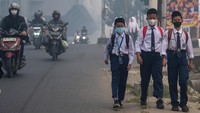 Sejumlah pelajar melintas di Jalan Kol H Burlian yang diselimuti kabut asap di Palembang, Sumatera Selatan, Selasa (20/10/2026). Foto: ANTARA FOTO/NOVA WAHYUDI