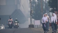 Berdasarkan pantauan aplikasi IQair, kualitas udara di Kota Palembng pada Selasa (20/10) masuk dalam kategori berbahaya akibat dampak dari kebakaran hutan dan lahan (Karhutla) dengan nilai indeks standar pencemaran udara PM2.5 mencapai angka 991. Foto: ANTARA FOTO/NOVA WAHYUDI