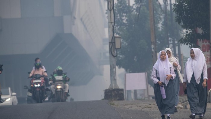 Kualitas udara di Palembang berbahaya Sejumlah pelajar melintas di Jalan Kol H Burlian yang diselimuti kabut asap di Palembang, Sumatera Selatan, Selasa (20/10/2026). Berdasarkan pantauan aplikasi IQair, kualitas udara di Kota Palembng pada Selasa (20/10) masuk dalam kategori berbahaya akibat dampak dari kebakaran hutan dan lahan (Karhutla) dengan nilai indeks standar pencemaran udara PM2.5 mencapai angka 991. ANTARA FOTO/Nova Wahyudi/nz