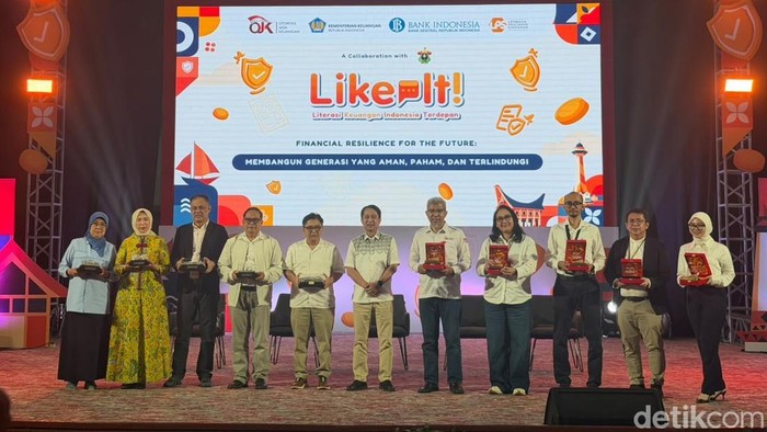 Kuliah Umum Literasi Keuangan Indonesia Terdepan (LIKE IT) di Baruga Andi Pangerang Pettarani, Universitas Hasanuddin, Makassar, Selasa (20/10/2026).