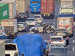 Pelajaran dari Kecelakaan Beruntun Mobil Listrik di Tol Ancol gegara e-Toll Jatuh
