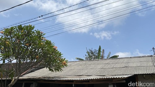 Langit cerah Kota Denpasar, difoto Selasa (20/10/2026).