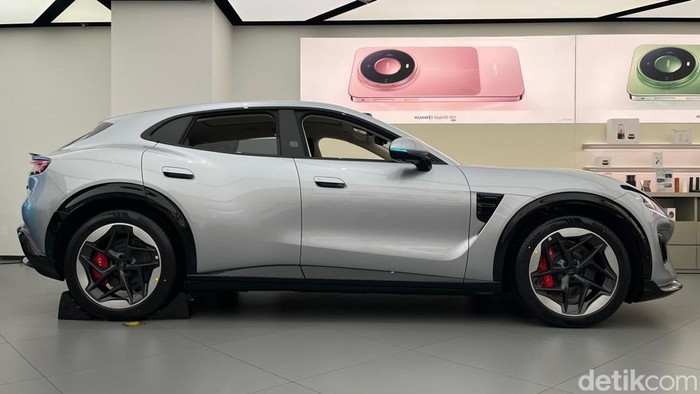 Luxeed RX Luxeed RX kemungkinan besar akan dijual di Tanah Air. Siluetnya sekilas mengingatkan pada Ferrari Purosangue.