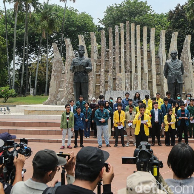 Potret Mahasiswa Gelar Mimbar Bebas di Tugu Proklamasi