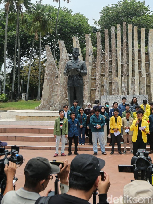 Potret Mahasiswa Gelar Mimbar Bebas di Tugu Proklamasi