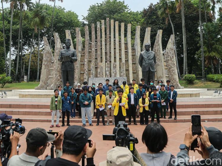 Potret Mahasiswa Gelar Mimbar Bebas di Tugu Proklamasi