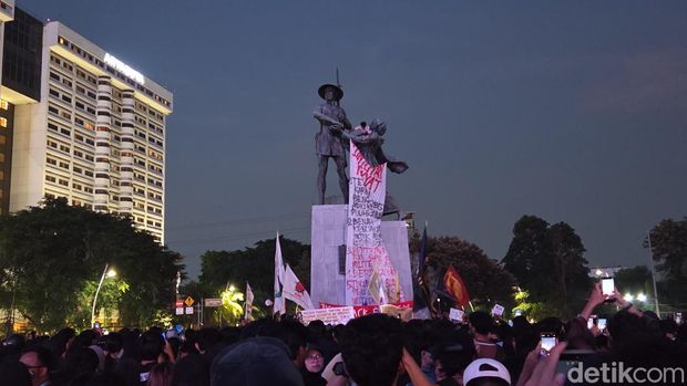 Massa demo di Tugu Tani Jakpus mulai bubarkan diri