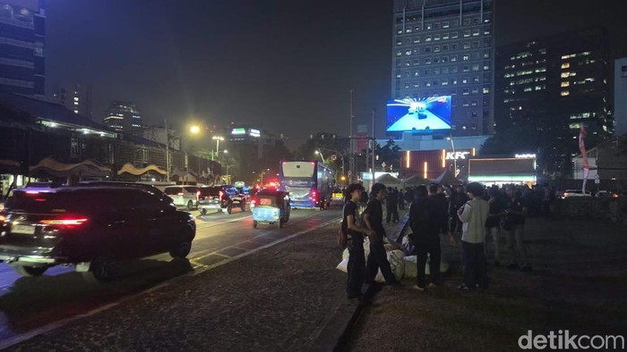 Massa demo di Tugu Tani Jakpus mulai membubarkan diri.