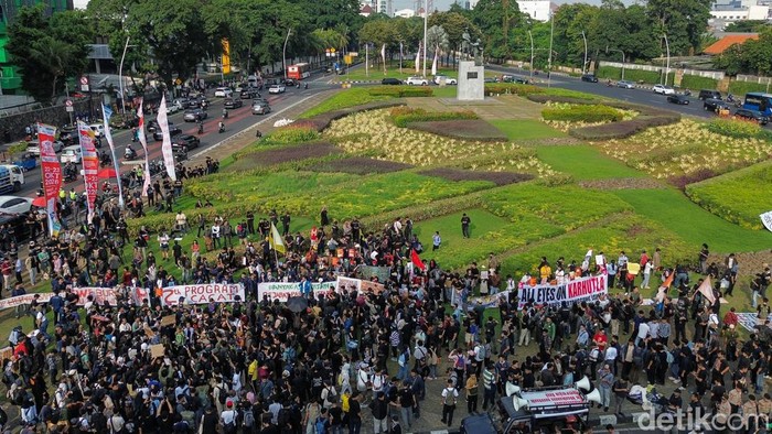 Sejumlah mahasiswa dan warga menggelar aksi di Tugu Tani, Jakarta Pusat, Selasa (20/10/2026). Massa menyuarakan evaluasi pemerintahan Prabowo dan penanganan karhutla.