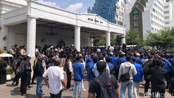 Massa mahasiswa demo di depan gedung DPRD DIY, Malioboro, Kota Jogja, Selasa (20/10/2026) siang.