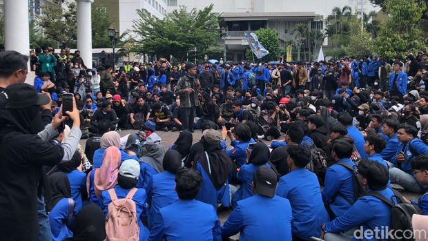 Massa mahasiswa demo di depan gedung DPRD DIY, Malioboro, Kota Jogja, Selasa (20/10/2026) siang.