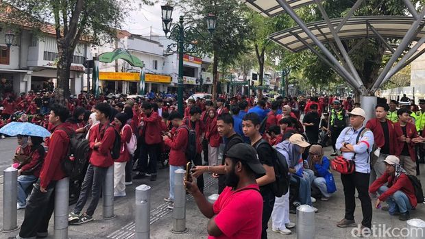 Massa mahasiswa demo di depan gedung DPRD DIY, Malioboro, Kota Jogja, Selasa (20/10/2026) siang.