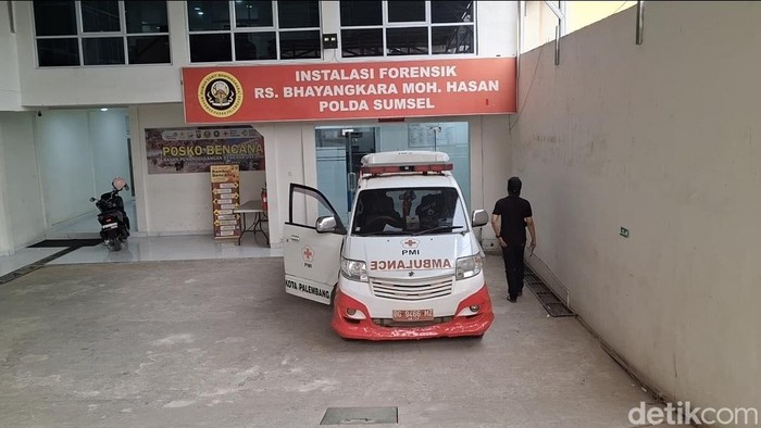 Mayat pria diduga pencuri tewas saat terjatuh dari plafon ruko kosong dibawa ke RS Bhayangkara