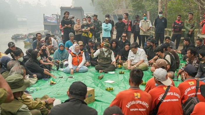 Menhut Raja Juli Antoni berdialog dengan relawan dan kelompok masyarakat yang terlibat dalam penanganan karhutla di sekitar TNTP.