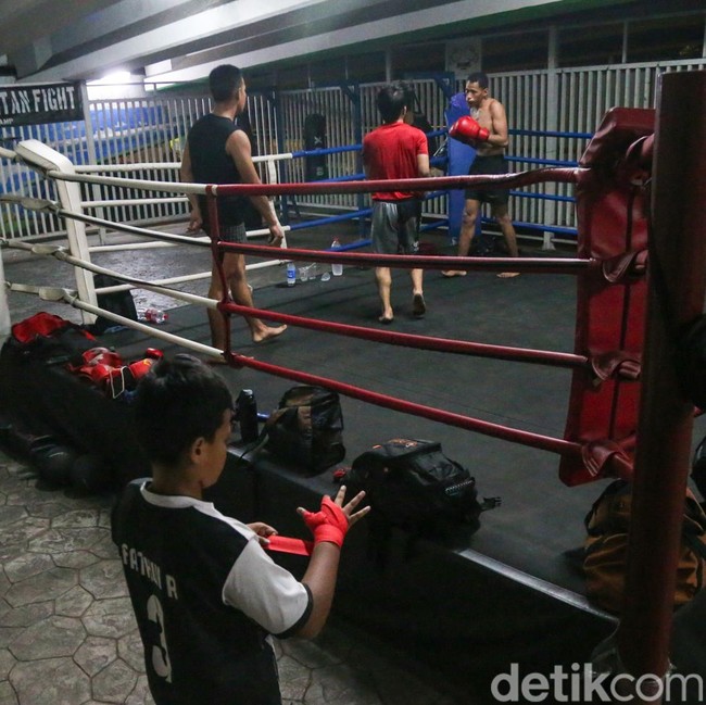 Menyalurkan Energi Lewat Tinju di Kolong Flyover Pasar Rebo