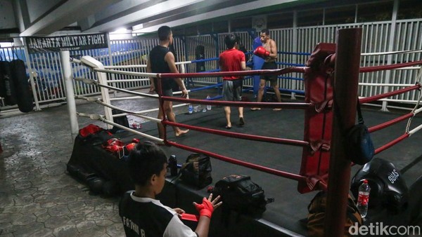 Menyalurkan Energi Lewat Tinju di Kolong Flyover Pasar Rebo