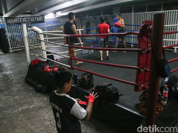 Menyalurkan Energi Lewat Tinju di Kolong Flyover Pasar Rebo