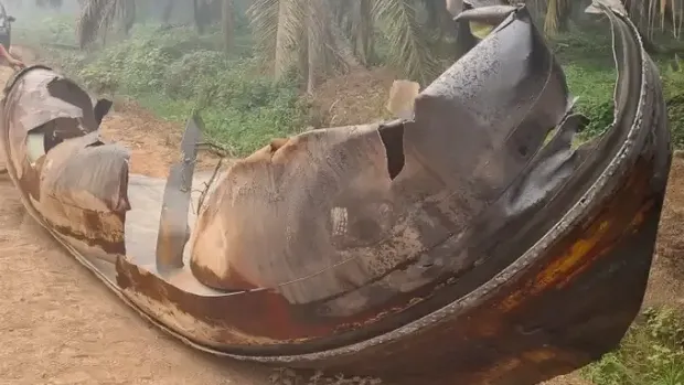 Misteri benda logam berukuran besar yang ditemukan diduga kuat merupakan sampah antariksa dari bekas roket ZhuQue-2E (ZQ-2E) asal China yang memasuki kembali atmosfer Bumi di kawasan perkebunan kelapa sawit di Sampit, Kabupaten Kotawaringin Timur, Kalimantan Tengah, Minggu (18/10/2026). Misteri benda logam berukuran besar yang ditemukan diduga kuat merupakan sampah antariksa dari bekas roket ZhuQue-2E (ZQ-2E) asal China yang memasuki kembali atmosfer Bumi di kawasan perkebunan kelapa sawit di Sampit, Kabupaten Kotawaringin Timur, Kalimantan Tengah, Minggu (18/10/2026). (Dok. BRIN)