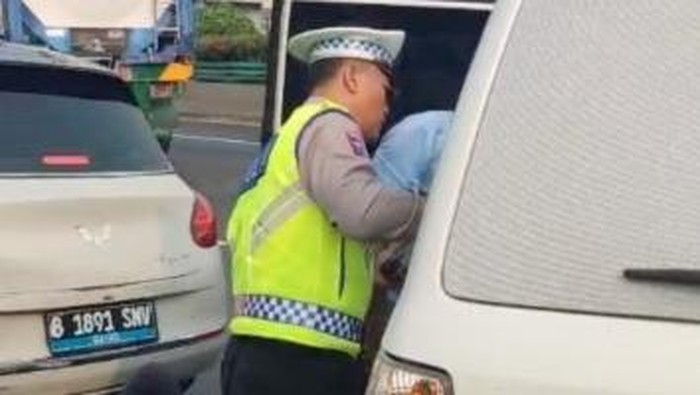 Mobil listrik menabrak truk kontainer dan TransJ di Tol Ancol gara-gara e-Toll jatuh, Selasa (20/10/2026).