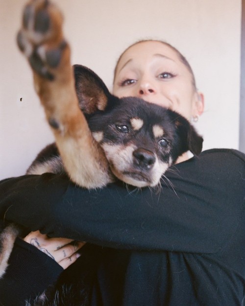 Momen Menyentuh Ariana Grande Bareng Coco yang Meninggal