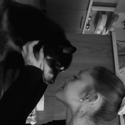 Momen Menyentuh Ariana Grande Bareng Coco yang Meninggal