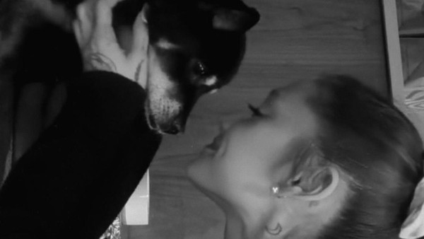 Momen Menyentuh Ariana Grande Bareng Coco yang Meninggal