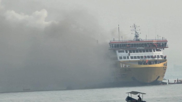 Momen penumpang KMP Batumandi selamatkan diri ke anjungan hingga geladak kapal
