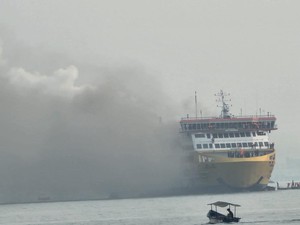 Video KMP Batumandi Terbakar di Perairan Merak, Penumpang Dievakuasi