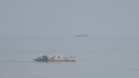 Kapal tradisional tertutup kabut asap di perairan Padang, Sumatera Barat, Selasa (20/10/2026). Foto: ANTARA FOTO/Fitra Yogi