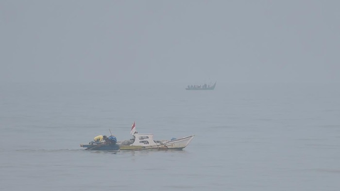 Nelayan tradisional berada di perahunya di antara kabut asap di perairan Padang, Sumatera Barat, Selasa (20/10/2026). Sudah sepekan lebih nelayan tradisional di daerah itu mengaku kesulitan melaut akibat kabut asap yang membuat mereka membatasi jarak tempuh agar tidak tersesat dan kehilangan arah. ANTARA FOTO/Fitra Yog/nzi