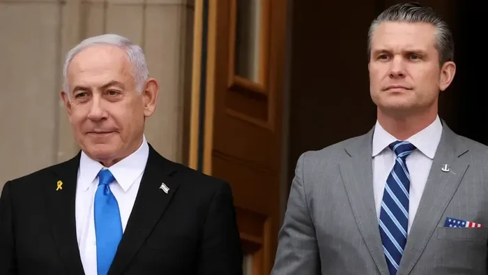 Netanyahu dan Menhan AS Pete Hegseth saat bertemu di Pentagon pada Februari 2025 (dok. Reuters) 