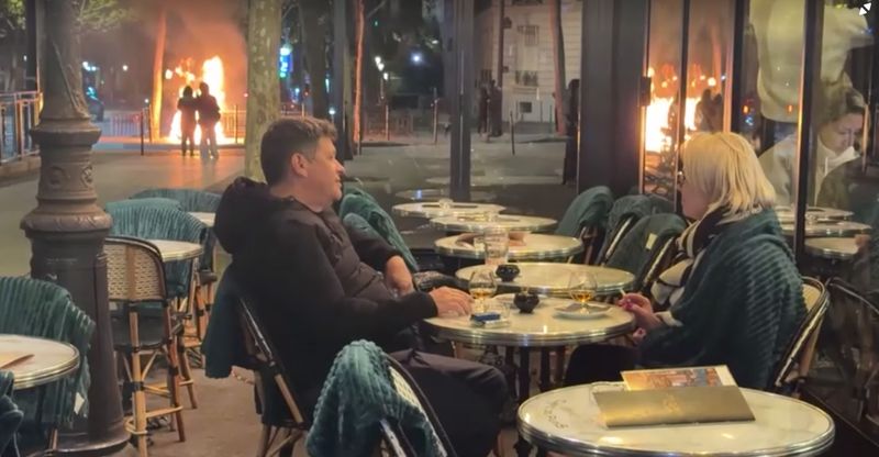 Pasangan viral enjoy minum-minum di Paris saat kericuhan terjadi (Reuters)