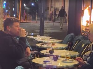 Paris Membara tapi Sepasang Kekasih Asyik Depan Kafe Bercengkerama