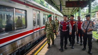 TNI-Polri Patroli di KRL Antisipasi Pergerakan Massa ke Jakarta